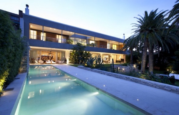 Casa de diseño moderno con jardín tropical impresionante