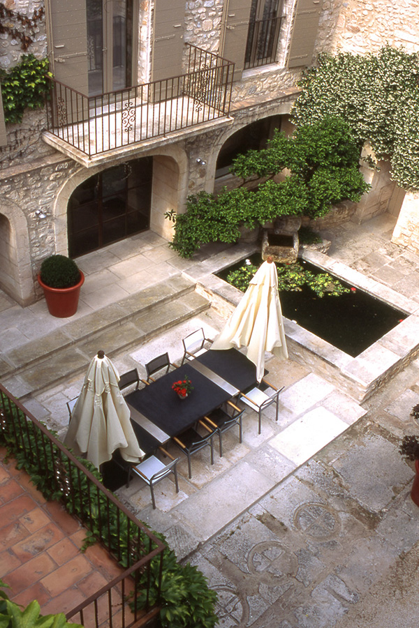 Bella Decoración de Patio con Estilo Francés