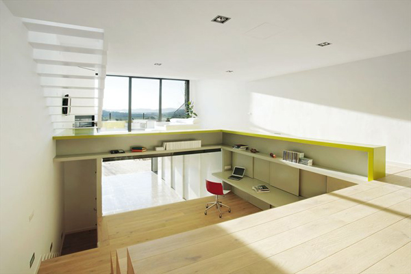 Interior Moderno y Minimalista: Elegancia del blanco fusionado con madera